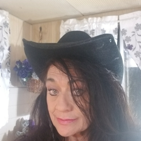 Meet your Posher, Elizabeth - Picture 2 of 16